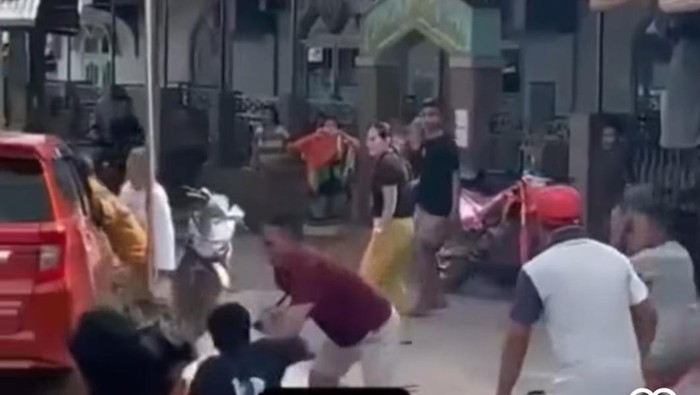 1746443560383-video-memperlihatkan-perkelahian-antartetangga-di-oki-1746415516182_169