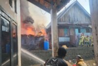 1758735758947-kebakaran-rumah-warga-di-pemukiman-padat-penduduk-di-lorong-khotib-35-ilir-palembang-1758706294609_169
