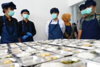 1758779418822-petugas-sedang-menyiapkan-mbg-di-sppg-dapur-mitra-mandiri-2-1758705639993_169