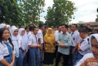 1758800483664-wapres-ri-gibran-rakabuming-raka-saat-berkunjung-ke-sekolah-rakyat-di-palembang-1758788605830_169