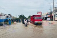 1761154609490-banjir-di-kota-bengkulu-1761114338658_169
