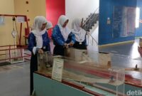 1761219715634-siswa-smpn-5-banyuasin-i-belajar-sambil-bermain-di-graha-teknologi-sriwijaya-1761132666352_169