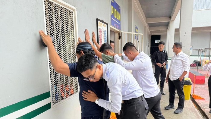 1761240905479-petugas-lapastik-muara-sabak-merazia-blok-hunian-warga-binaan-1761208127275_169