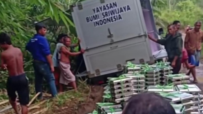 1761327472867-mobil-sppg-kecelakaan-di-jalan-rusak-di-muratara-1761290219654_169