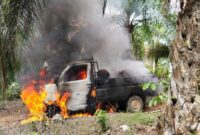 1761348050902-mobil-pencuri-sawit-dibakar-massa-1761309470657_169