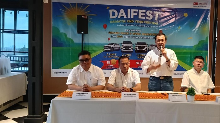 1761348148746-kepala-wilayah-astra-daihatsu-sumbagsel-david-gunawan-memaparkan-jika-kendaraan-niaga-mengalami-peningkatan-penjualan-cukup-si-1761320884080_169