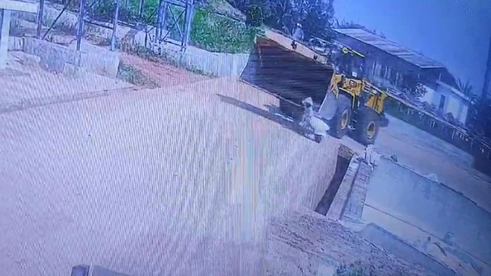 1761392083810-pekerja-pabrik-tewas-terlindas-kendaraan-berat-1761362941752_169