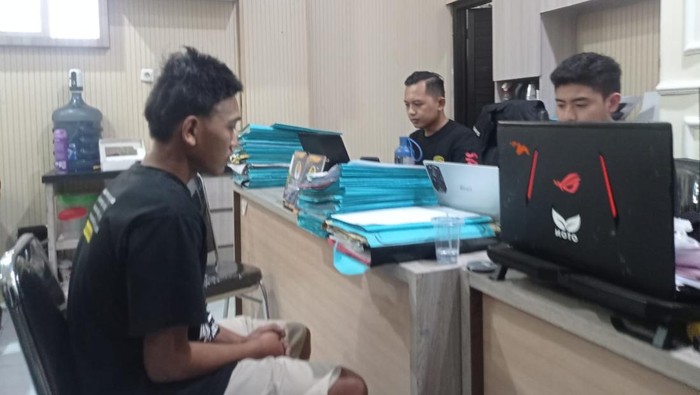 1761456878280-pemuda-jember-yang-memerkosa-mahasiswi-korban-sempat-mengadu-ke-kades-tapi-malah-disarankan-menikahi-pelaku-1761398220450_169