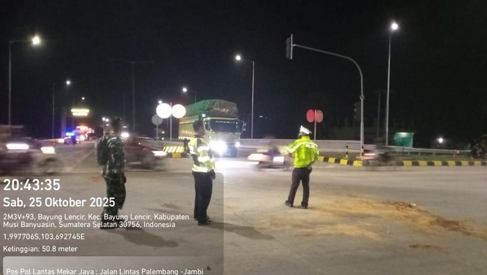1761478536284-polisi-saat-olah-tkp-kecelakaan-maut-di-muba-1761459980230_169