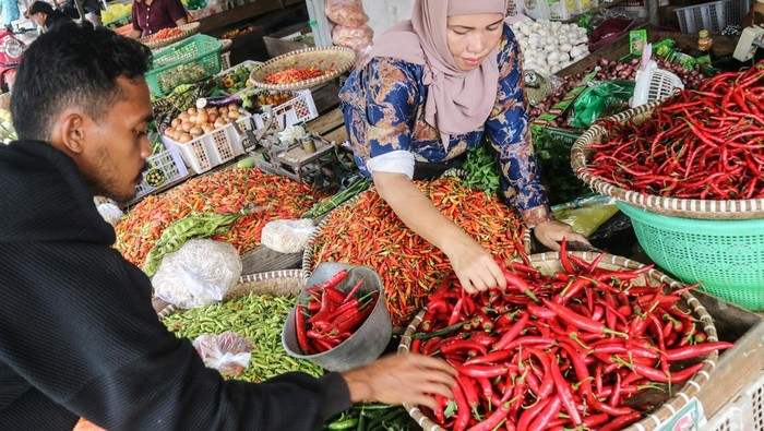 1761478541977-harga-cabai-makin-pedas-di-palangka-raya-tembus-rp-100-ribukg_169