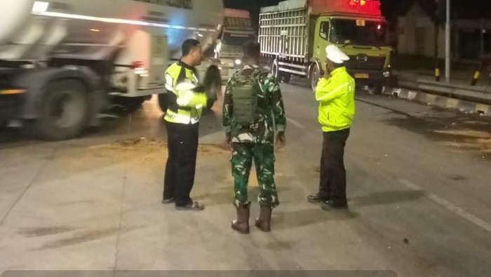 1761478595562-saat-pihak-kepolisian-melakukan-olah-tkp-dilokasi-kejadian-sepeda-motor-tabrak-truk-di-muba-1761459195725_169