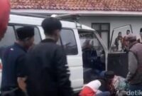 1761500317429-beredar-di-medsos-seorang-sopir-ambulans-meninggal-dunia-sesaat-setelah-mengantar-jenazah-di-panjalu-ciamis-1761455862332_169