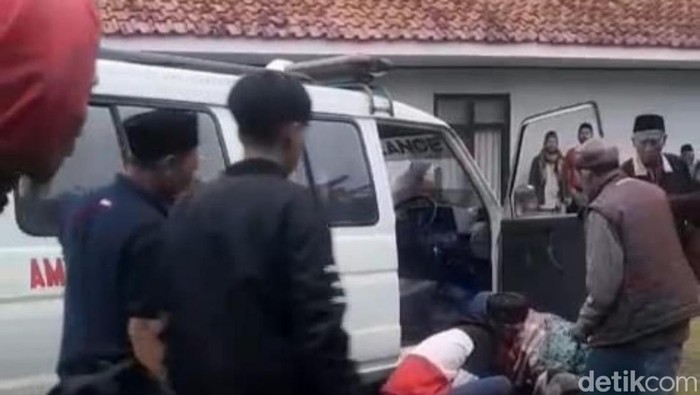 1761500317429-beredar-di-medsos-seorang-sopir-ambulans-meninggal-dunia-sesaat-setelah-mengantar-jenazah-di-panjalu-ciamis-1761455862332_169