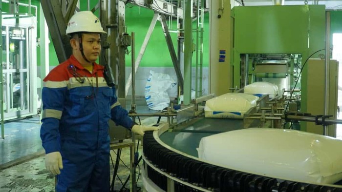 1761500369707-petugas-mengecek-proses-pengantongan-polytam-1761402146001_169