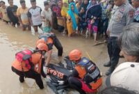 1761500381107-tim-sar-mengevakuasi-mayat-wanita-di-sungai-babeko-bungo-jambi-1761479785083_169