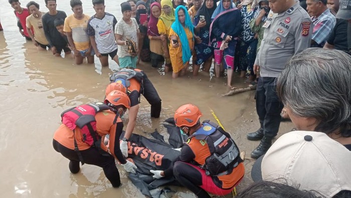1761500381107-tim-sar-mengevakuasi-mayat-wanita-di-sungai-babeko-bungo-jambi-1761479785083_169