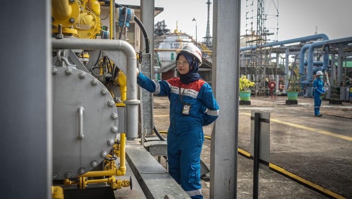 1761543576655-perwira-pertamina-perempuan-di-kilang-plaju-saat-melakukan-tugasnya-memonitor-mesin-produksi-polypropylene-1761406552564_169