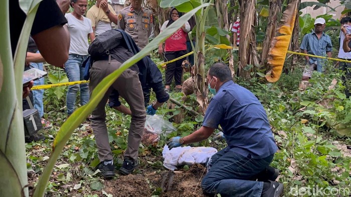 1761543636583-polisi-membongkar-makam-bayi-pasangan-anak-punk-yang-dikuburkan-di-kebun-warga-jambi-1761490179526_169