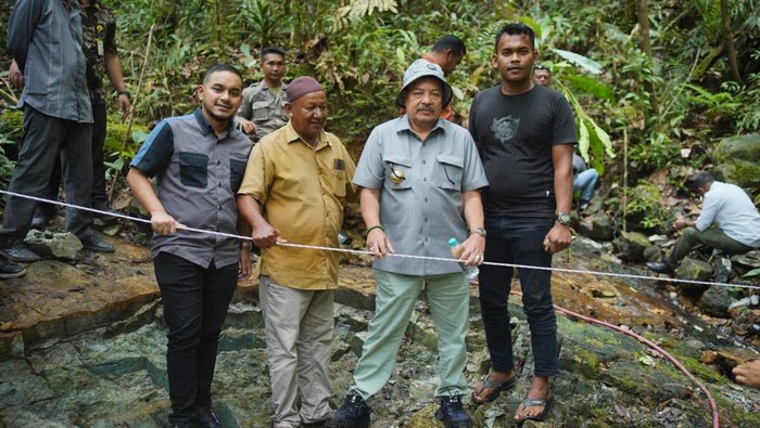 1761565250599-foto-rombongan-bupati-nagan-raya-teuku-raja-keumangan-berdiri-di-atas-batu-giok-raksasa-yang-baru-ditemukan-foto-diskominfo-na-1761233895918_169