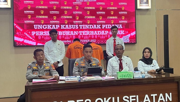 1761586747468-polres-oku-selatan-saat-merilis-kasus-asusila-terhadap-anak-di-bawah-umur-1761561868712_169