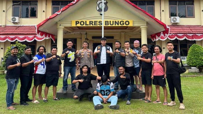 1761586763718-pelaku-pembunuhan-wanita-di-jambi-saat-ditangkap-polisi-1761560589196_169