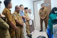 1761630249869-gubernur-jambi-saat-mendengar-prestasi-dari-dr-anton-soal-alat-bedah-jantung-di-rsud-jambi-1761613281399_169