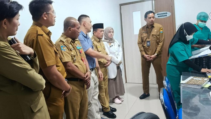 1761630249869-gubernur-jambi-saat-mendengar-prestasi-dari-dr-anton-soal-alat-bedah-jantung-di-rsud-jambi-1761613281399_169