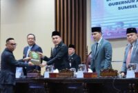 1761630271458-penyerahan-pandangan-fraksi-terhadap-2-raperda-inisiatif-dprd-sumsel-kepada-pimpinan-1761613017005_169