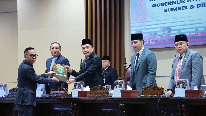 1761630271458-penyerahan-pandangan-fraksi-terhadap-2-raperda-inisiatif-dprd-sumsel-kepada-pimpinan-1761613017005_169