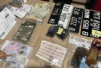 1761738018501-barang-bukti-pelat-kendaraan-hingga-stnk-dan-bpkb-palsu-1761716971624_169