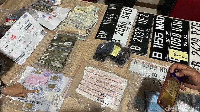 1761738018501-barang-bukti-pelat-kendaraan-hingga-stnk-dan-bpkb-palsu-1761716971624_169