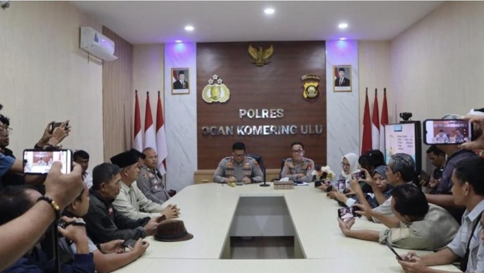 1761738030243-kapolres-oku-akbp-endro-aribowo-menjelaskan-kronologi-peristiwa-penembakan-terhadap-perusak-pos-polisi-1761716266135_169