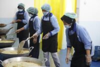1761738083739-proses-memasak-dan-mengolah-di-dapur-sppg-polres-lubuklinggau-1761710721034_169