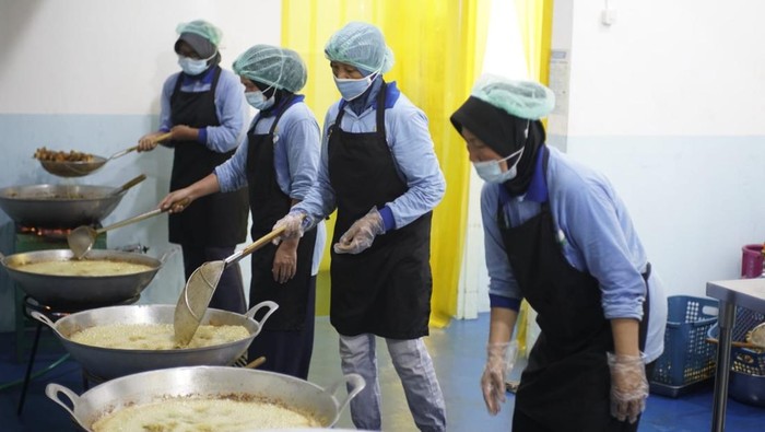 1761738083739-proses-memasak-dan-mengolah-di-dapur-sppg-polres-lubuklinggau-1761710721034_169