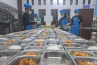 1761824633793-pemorsian-di-dapur-mbg-prabumulih-timur-dengan-penopang-cahaya-lampu-dari-listrik-dan-ac-untuk-menjaga-suhu-ruangan-tetap-ding-1761815179625_169