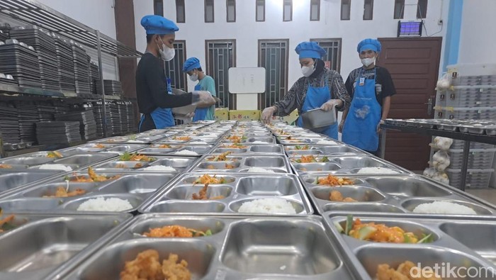 1761824633793-pemorsian-di-dapur-mbg-prabumulih-timur-dengan-penopang-cahaya-lampu-dari-listrik-dan-ac-untuk-menjaga-suhu-ruangan-tetap-ding-1761815179625_169