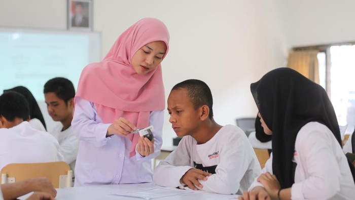 1761824715407-ilustrasi-pembelajaran-di-sekolah-rakyat-1758020019504_169