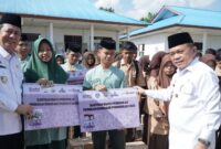 1761824726044-gubernur-jambi-al-haris-bersama-bupati-muaro-jambi-bbs-serahkan-dumisake-1761789141876_169