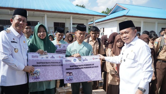 1761824726044-gubernur-jambi-al-haris-bersama-bupati-muaro-jambi-bbs-serahkan-dumisake-1761789141876_169