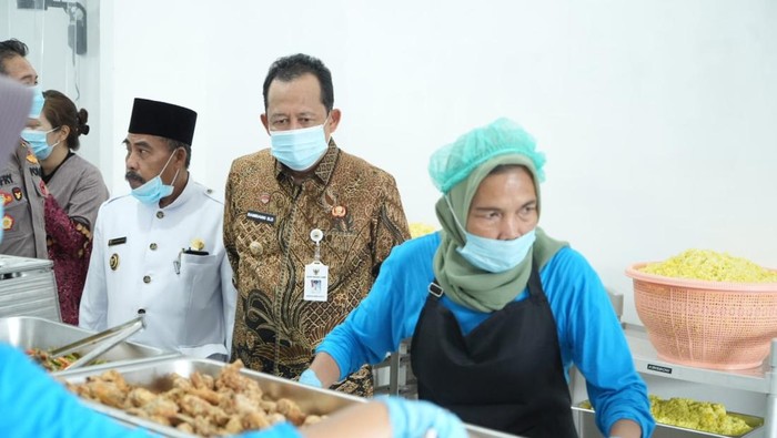 1761846192470-bupati-bbs-saat-mengecek-sppg-buat-mbg-di-muaro-jambi-1761802591742_169