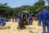 1761866612406-aksi-bersih-pantai-oleh-polres-bangka-barat-dan-warga-pesisir-1761837453686_169