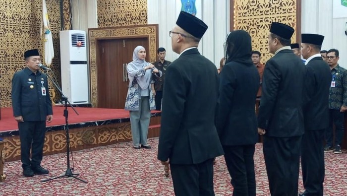 1761866618093-al-haris-saat-lantik-4-pejabat-eselon-ii-hasil-lelang-jabatan-1761837074861_169