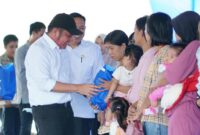 1761889481046-herman-deru-saat-memberikan-bantuan-kepada-masyarakat-ogan-ilir-1761837868796_169