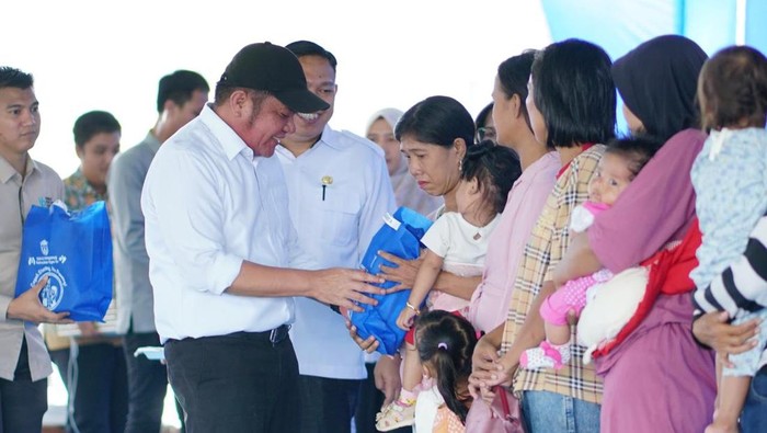 1761889481046-herman-deru-saat-memberikan-bantuan-kepada-masyarakat-ogan-ilir-1761837868796_169