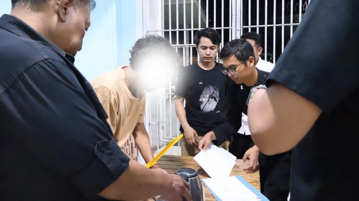 1761889541917-pelaku-saat-diamankan-petugas-lapas-kotabumi-1761872863162_169