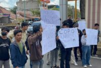 1761910909565-mahasiswa-demo-di-polda-jambi-usai-kejadian-rentetan-pencurian-sepeda-motor-di-mendalo-muaro-jambi-jambi-1761902471635_169