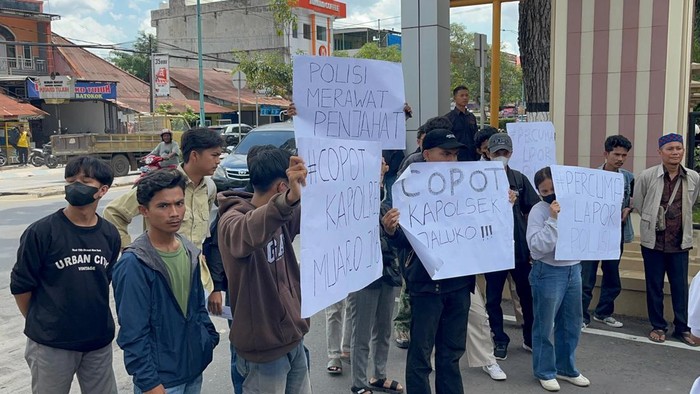 1761910909565-mahasiswa-demo-di-polda-jambi-usai-kejadian-rentetan-pencurian-sepeda-motor-di-mendalo-muaro-jambi-jambi-1761902471635_169