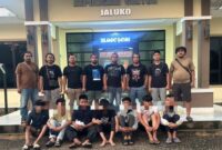 1761910951794-polisi-mengamankan-7-kawanan-geng-motor-pelaku-pembacokan-di-jalinsum-muaro-jambi-jambi-1761889496577_169