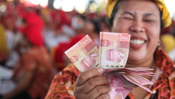 1761910979098-senyum-semringah-buruh-pabrik-rokok-terima-blt-rp-14-juta-dana-hasil-cukai-2_169