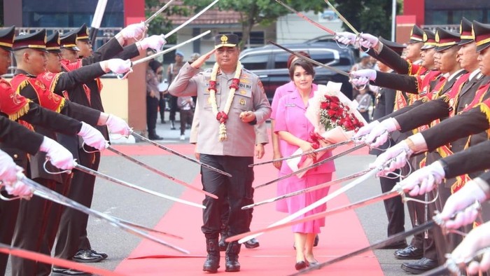 1761911017160-irjen-viktor-t-sihombing-resmi-menjabat-kepala-kepolisian-daerah-kapolda-bangka-belitung-babel-hari-ini-viktor-tiba-di-mapolda-1761888745308_169